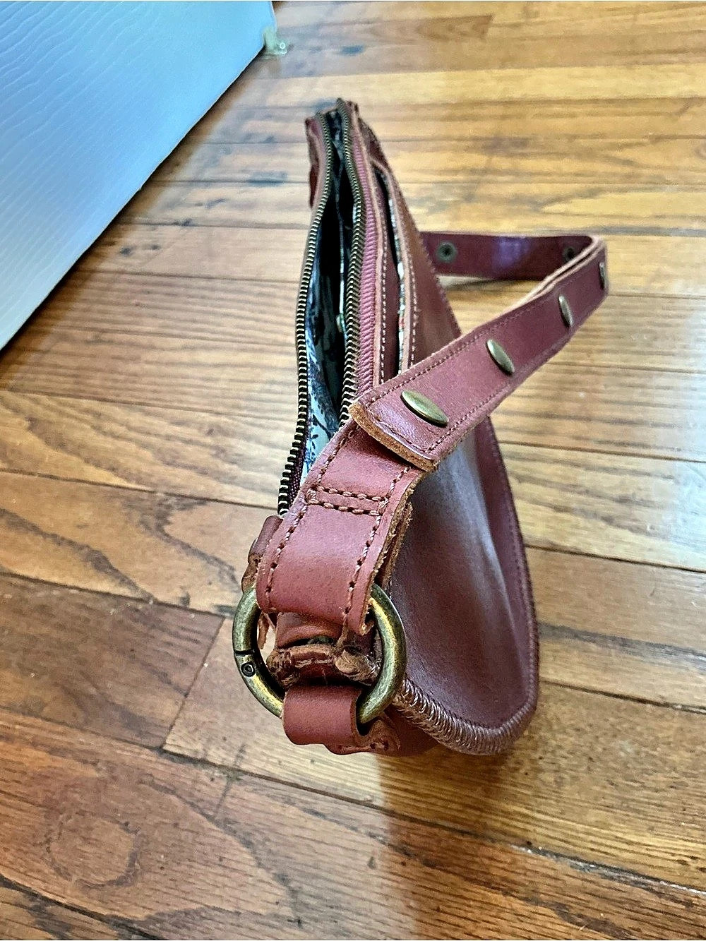 Lyons Leather Co. Bee Cognac Brown Leather Crossbody Bag - Picture 4 of 16